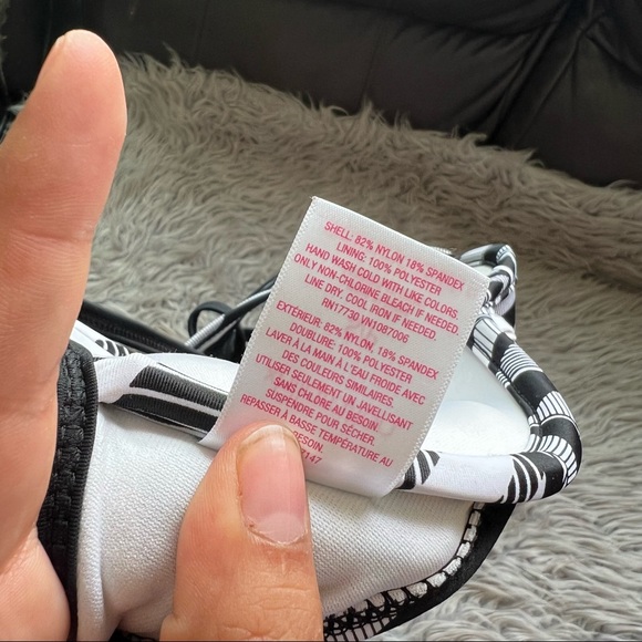 Xhilaration Black & White Printed Push Up Halter Swimsuit Top Small - Picture 10 of 10